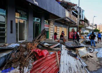 Fotografía de una zona afectada tras el paso del huracán Otis, hoy, en Acapulco (México). Tras dos semanas del huracán Otis, habitantes y empresarios de Acapulco expresaron este miércoles su escepticismo ante la promesa del presidente mexicano, Andrés Manuel López Obrador, de reabrir 40 hoteles en marzo y reconstruir el puerto en menos de dos años, aunque coincidieron con su urgencia de reactivar el turismo en diciembre. EFE/David Guzmán