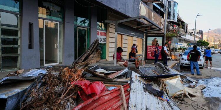 Fotografía de una zona afectada tras el paso del huracán Otis, hoy, en Acapulco (México). Tras dos semanas del huracán Otis, habitantes y empresarios de Acapulco expresaron este miércoles su escepticismo ante la promesa del presidente mexicano, Andrés Manuel López Obrador, de reabrir 40 hoteles en marzo y reconstruir el puerto en menos de dos años, aunque coincidieron con su urgencia de reactivar el turismo en diciembre. EFE/David Guzmán