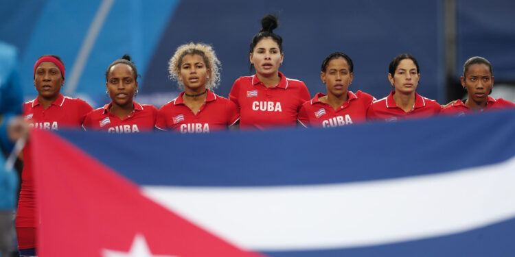 EVE3945. SANTIAGO (CHILE), 28/10/2023.- Jugadoras de Cuba forman ante México hoy, en un partido de hockey sobre hierba durante los Juegos Panamericanos 2023 en Santiago (Chile). EFE/ Sashenka Gutierrez