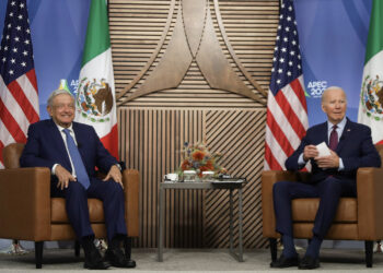 MEX2057. CIUDAD DE MÉXICO (MÉXICO), 17/11/2023.- Fotografía cedida hoy, por la presidencia de México, de los presidentes Andrés Manuel López Obrador (i) de México, y su homólogo de Estados Unidos, Joe Biden, en el centro de convenciones Moscone de San Francisco, donde se celebra la cumbre del Foro de Cooperación Económica Asia-Pacífico (APEC). Los presidentes de México, Andrés Manuel López Obrador, y de Estados Unidos, Joe Biden, empezaron este viernes su reunión con el compromiso de combatir el tráfico de fentanilo, pese a que ambos tienen visiones diferentes sobre cómo hacerlo. EFE/Presidencia de México/SOLO USO EDITORIAL/SOLO DISPONIBLE PARA ILUSTRAR LA NOTICIA QUE ACOMPAÑA(CRÉDITO OBLIGATORIO)