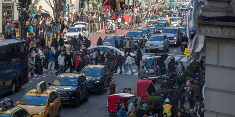 AME9576. NUEVA YORK (ESTADOS UNIDOS), 24/11/2023.- Decenas de personas caminan por la 5a Avenida para realizar compras durante una jornada de descuentos debido al conocido 'Black Friday', hoy, en Nueva York (Estados Unidos). EFE/ Angel Colmenares