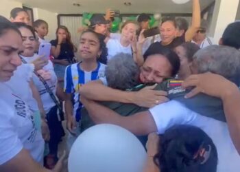 Luis Manuel Díaz, el papá de Luis Díaz, llega a su casa tras la liberación y se funde en un abrazo con su esposa. | Foto: Captura en pantalla