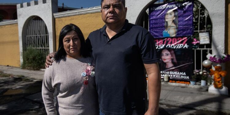 Mario Escobar y Dolores Bazaldua, padres de la joven mexicana Debanhi Escobar cuya muerte sigue sin resolverse, posan en una ofrenda de Día de Muertos hoy, en el exterior del hotel donde apareció su cuerpo, en el municipio de Escobedo (México).Los padres de la joven mexicana Debanhi Escobar, cuya misteriosa muerte cumple un año y medio sin aclararse, acudieron este jueves al motel donde apareció su cuerpo para colocar ofrendas y exigir justicia en este Día de Muertos. EFE/Miguel Sierra