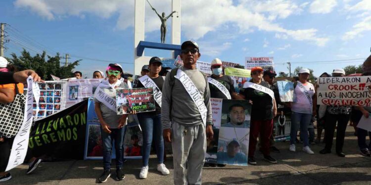 AME7699. SAN SALVADOR (EL SALVADOR), 18/11/2023.- Personas protestan hoy, en una calle de San Salvador (El Salvador). Más de 300 personas protestaron este sábado por las detenciones arbitrarias y muertes de "inocentes" en el contexto del régimen de excepción, y acusaron al Gobierno del presidente Nayib Bukele de "maquillar" los atropellos con la acogida del concurso de Miss Universo, que celebra hoy su gala final en el país centroamericano. EFE/ Miguel Lemus