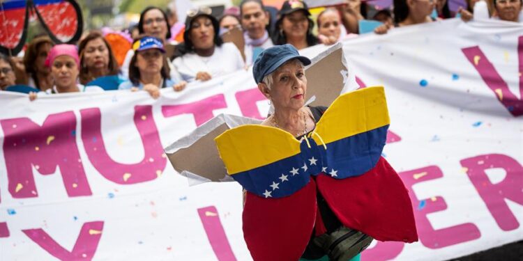 Una mujer participa en la "Caminata de las Mariposas" para conmemorar el Día Internacional de la Eliminación de la Violencia Contra la Mujer hoy, en Caracas (Venezuela). Centenares de venezolanos, ataviados con atuendos que simulaban alas de mariposas, marcharon este sábado en Caracas, capital de Venezuela, para rechazar la violencia en contra de las mujeres y exigir el fin de prácticas machistas excluyentes. EFE/ Rayner Peña R.