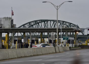 NIAGARA FALLS, NEW YORK - NOVEMBER 22: The Peace Bridge, one of four major crossings into the U.S. from Canada, is closed after a car crashed and exploded at The Rainbow Bridge on November 22, 2023 in Niagara Falls, New York. According to reports, the two occupants of the car died when their car crashed near a border checkpoint. The cause of the crash is still under investigation.   John Normile/Getty Images/AFP (Photo by John Normile / GETTY IMAGES NORTH AMERICA / Getty Images via AFP)