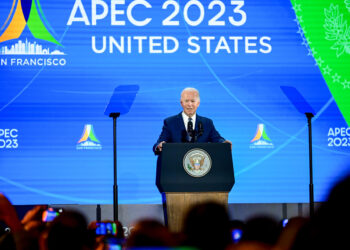 Fotografía cedida por el Departamento de Estado de Estados Unidos donde aparece el presidente Joe Biden mientras habla durante la recepción de bienvenida de los líderes del Foro de Cooperación Económica Asia-Pacífico (APEC) la noche del miércoles 15 de noviembre en el Exploratorium de San Francisco, California (EE. UU). EFE/Justin Tafoya/Departamento de Estado de EE. UU.