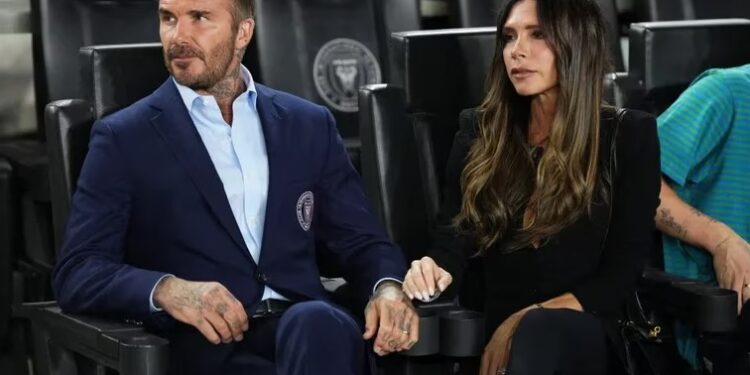 La pareja en uno de los sillones aledaños al campo de juego del DRV PNK Stadium del Inter Miami (Foto USA Today)