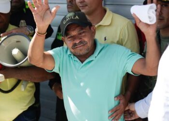 Luis Manuel Díaz waves to neighbors outside his home in Barrancas, Colombia, after he was released by kidnappers Thursday, Nov. 9, 2023. Díaz, the father of Liverpool striker Luis Díaz, was kidnapped on Oct. 28 by the guerrilla group National Liberation Army, or ELN. (AP Photo/Ivan Valencia) | Foto: AP