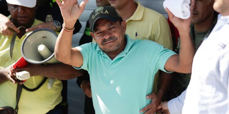 Luis Manuel Díaz waves to neighbors outside his home in Barrancas, Colombia, after he was released by kidnappers Thursday, Nov. 9, 2023. Díaz, the father of Liverpool striker Luis Díaz, was kidnapped on Oct. 28 by the guerrilla group National Liberation Army, or ELN. (AP Photo/Ivan Valencia) | Foto: AP