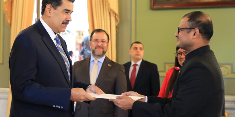 AME8480. CARACAS (VENEZUELA), 20/11/2023.- Fotografía cedida por Prensa Miraflores donde se observa al presidente venezolano, Nicolás Maduro, mientras recibe las credenciales diplomáticas de P.K. Ashok Babu como embajador de la India, hoy, en Caracas (Venezuela). Maduro recibió además las cartas credenciales del nuevo embajador de Argelia en el país caribeño, Yacine Hadji, lo que marca el inicio formal de las actividades para ambos diplomáticos, junto al de la India. EFE/ Prensa Miraflores SÓLO USO EDITORIAL/SÓLO DISPONIBLE PARA ILUSTRAR LA NOTICIA QUE ACOMPAÑA (CRÉDITO OBLIGATORIO)