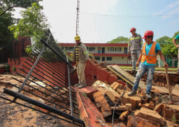 AME3562. LAMBARÉ (PARAGUAY), 02/11/2023.- Trabajadores empiezan la limpieza de calles anegadas por las fuertes lluvias hoy, en Lambaré (Paraguay). Durante la madrugada de este jueves cayeron intensas lluvias sobre la zona de Gran Asunción, que incluye a la capital de Paraguay y varias localidades del departamento de Central, lo que trajo importantes corrientes de agua. EFE/ Christian Alvarenga