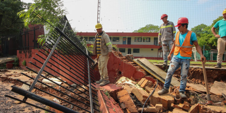 AME3562. LAMBARÉ (PARAGUAY), 02/11/2023.- Trabajadores empiezan la limpieza de calles anegadas por las fuertes lluvias hoy, en Lambaré (Paraguay). Durante la madrugada de este jueves cayeron intensas lluvias sobre la zona de Gran Asunción, que incluye a la capital de Paraguay y varias localidades del departamento de Central, lo que trajo importantes corrientes de agua. EFE/ Christian Alvarenga