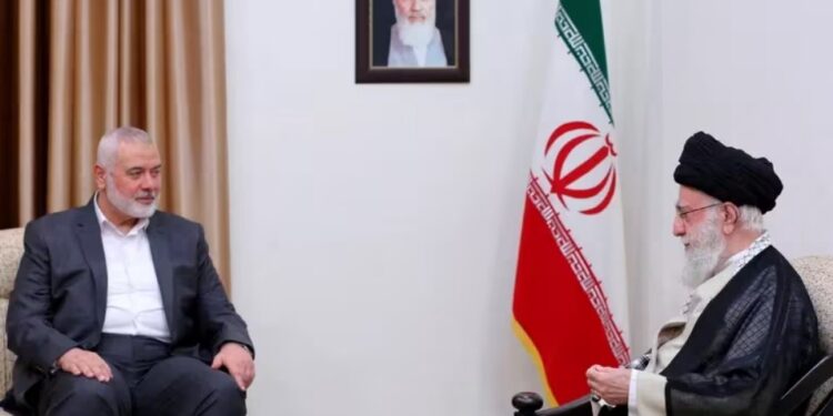 El líder supremo de Irán, Ayatollah Ali Khamenei, recibió al líder de Hamas, Ismail Haniyeh, en Teheran, el 21 de junio de este año (REUTERS)