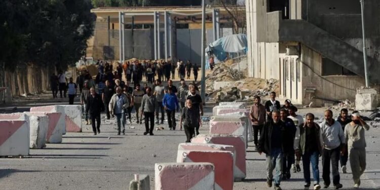 Trabajadores palestinos, que se encontraban en Israel durante el ataque de Hamás del 7 de octubre, llegan a la frontera de Rafah. REUTERS/Ibraheem Abu Mustafa/File Photo