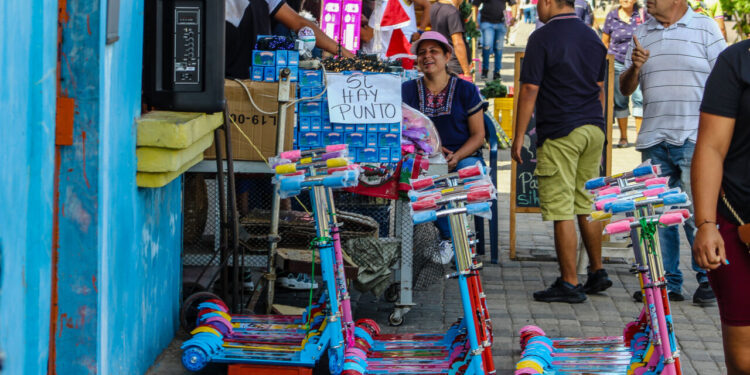 MARACAIBO,VENEZUELA, 28-11-2022. COMPRA NAVIDEÑAS EN EL CENTRO DE LA CIUDAD. ROPA, JUGUETES, LUCES, ARTICULOS NAVIDEÑOS.