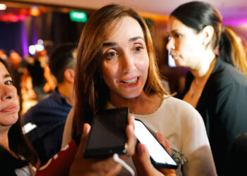 AME8259. BUENOS AIRES (ARGENTINA), 19/11/2023.- La vicepresidenta electa de La Libertad Avanza (LLA), Victoria Villarruel, fórmula del presidente electo de Argentina, Javier Milei, habla con la prensa tras conocer los resultados que los dieron como ganadores del balotaje, hoy, en Buenos Aires (Argentina). Con un 99,21 % de mesas escrutadas, Milei se impuso con un 55,69 % de apoyo al oficialista Sergio Massa, que obtuvo un 44,30 % de respaldo, y se convertirá en el próximo presidente de Argentina a partir del próximo 10 de diciembre. EFE/ Juan Ignacio Roncoroni