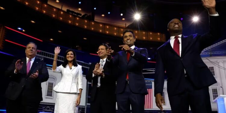 Los aspirantes republicanos a la Casa Blanca se enfrentan en un tercer debate en Miami sin la presencia de Trump. (REUTERS/Marco Bello)