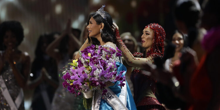 AME7856. SAN SALVADOR (EL SALVADOR), 18/11/2023.- Miss Nicaragua,  Sheynnis Palacios (c), reacciona luego de ser coronada como la nueva Miss Universe 2023 hoy, en San Salvador (El Salvador).  La representante de Nicaragua, Sheynnis Palacios, se convirtió la noche de este sábado en la primera centroamericana en ganar el concurso Miss Universo en su edición 72, celebrado en El Salvador. La ganadora del concurso sucede a la estadounidense R'Bonney Gabriel, Miss Universo 2022. Palacios, que dio la sorpresa y se había colocado entre las favoritas del concurso, quedó por delante de la representante de Tailandia, Anntonia Porsild, quedó como primera finalista. EFE/ Rodrigo Sura