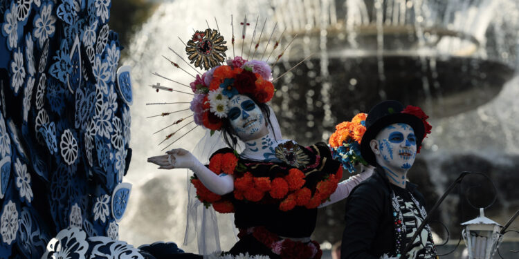 Ante la mirada de miles asistentes, los actores caracterizados como catrinas, calavera gigantes y carros alegóricos, marcharon por una de las avenidas mas importantes de la capital mexicana para poner fin a una de las festividad mas arraigadas de México. EFE/José Méndez