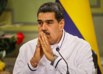 AME7808. CARACAS (VENEZUELA), 18/11/2023.- El presidente de Venezuela, Nicolás Maduro, participa durante una reunión con el presidente de Colombia, Gustavo Petro (fuera de cuadro) hoy, en Caracas (Venezuela). Los presidentes de Venezuela y Colombia, Nicolás Maduro y Gustavo Petro, respectivamente, se han reunido este sábado en Caracas, por cuarta vez en privado en los últimos 15 meses, para abordar temas que afectan a estas naciones vecinas, entre ellos la migración y los riesgos de una sequía. EFE/ Miguel Gutiérrez