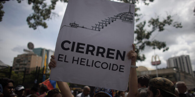 AME3219. CARACAS (VENEZUELA), 01/11/2023.- Manifestantes exigen la libertad de "casi 300 presos políticos" hoy, en Caracas (Venezuela). Decenas de activistas y familiares de los considerados presos políticos en Venezuela protestaron este miércoles en Caracas para exigir el "cierre de centros de tortura" que, aseguran, existen en el país, así como la excarcelación de las personas críticas con el Gobierno que fueron detenidas sin motivos, según los manifestantes. EFE/ Miguel Gutiérrez