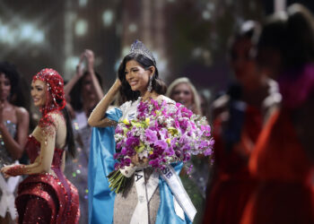 AME7856. SAN SALVADOR (EL SALVADOR), 18/11/2023.- Miss Nicaragua,  Sheynnis Palacios (c), reacciona luego de ser coronada como la nueva Miss Universe 2023 hoy, en San Salvador (El Salvador).  La representante de Nicaragua, Sheynnis Palacios, se convirtió la noche de este sábado en la primera centroamericana en ganar el concurso Miss Universo en su edición 72, celebrado en El Salvador. La ganadora del concurso sucede a la estadounidense R'Bonney Gabriel, Miss Universo 2022. Palacios, que dio la sorpresa y se había colocado entre las favoritas del concurso, quedó por delante de la representante de Tailandia, Anntonia Porsild, quedó como primera finalista. EFE/ Rodrigo Sura