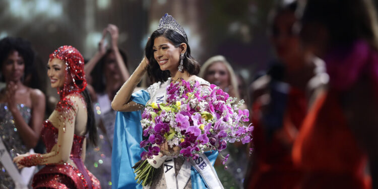 AME7856. SAN SALVADOR (EL SALVADOR), 18/11/2023.- Miss Nicaragua,  Sheynnis Palacios (c), reacciona luego de ser coronada como la nueva Miss Universe 2023 hoy, en San Salvador (El Salvador).  La representante de Nicaragua, Sheynnis Palacios, se convirtió la noche de este sábado en la primera centroamericana en ganar el concurso Miss Universo en su edición 72, celebrado en El Salvador. La ganadora del concurso sucede a la estadounidense R'Bonney Gabriel, Miss Universo 2022. Palacios, que dio la sorpresa y se había colocado entre las favoritas del concurso, quedó por delante de la representante de Tailandia, Anntonia Porsild, quedó como primera finalista. EFE/ Rodrigo Sura