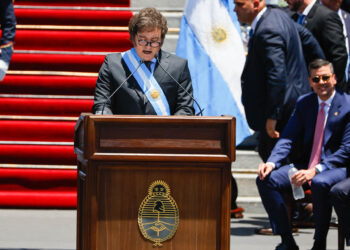 AME3458. BUENOS AIRES (ARGENTINA), 10/12/2023.-  El presidente electo de Argentina, Javier Milei, habla desde el Congreso de la Nación luego de jurar como próximo jefe de Estado del país suramericano por el período 2023-2027, hoy en Buenos Aires (Argentina). El economista libertario Javier Milei juró este domingo "por Dios y por la patria, sobre estos santos evangelios" como nuevo presidente de Argentina en el Congreso de la Nación, en Buenos Aires. Posteriormente, recibió la banda y el bastón presidenciales de manos del mandatario saliente, Alberto Fernández, quien le estrechó la mano y dijo unas breves palabras, tras lo cual salió del recinto. EFE/ Juan Ignacio Roncoroni