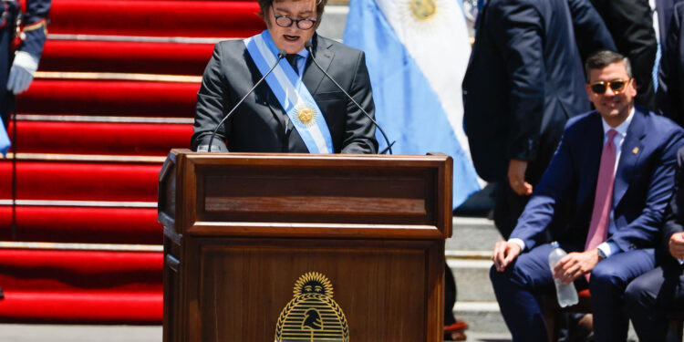 AME3458. BUENOS AIRES (ARGENTINA), 10/12/2023.-  El presidente electo de Argentina, Javier Milei, habla desde el Congreso de la Nación luego de jurar como próximo jefe de Estado del país suramericano por el período 2023-2027, hoy en Buenos Aires (Argentina). El economista libertario Javier Milei juró este domingo "por Dios y por la patria, sobre estos santos evangelios" como nuevo presidente de Argentina en el Congreso de la Nación, en Buenos Aires. Posteriormente, recibió la banda y el bastón presidenciales de manos del mandatario saliente, Alberto Fernández, quien le estrechó la mano y dijo unas breves palabras, tras lo cual salió del recinto. EFE/ Juan Ignacio Roncoroni