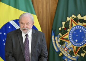 Brazilian President Luiz Inacio Lula da Silva participates in a meeting with journalists at Planalto Palace in Brasilia on April 6, 2023. (Photo by EVARISTO SA / AFP)