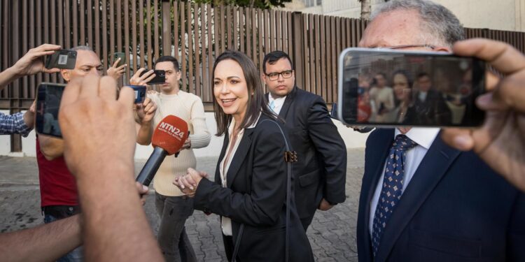 AME4581. CARACAS (VENEZUELA), 15/12/2023.- María Corina Machado habla con periodistas en la salida del Tribunal Supremo de Justicia, hoy en Caracas (Venezuela). La candidata presidencial de la principal coalición opositora de Venezuela, María Corina Machado, solicitó al Tribunal Supremo de Justicia (TSJ) revisar la inhabilitación que le impide competir para ocupar cargos de elección popular, corroboró este viernes EFE. EFE/ Miguel Gutiérrez