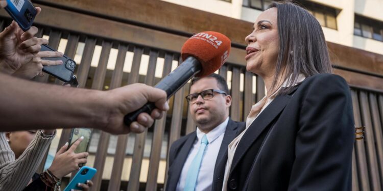 AME4581. CARACAS (VENEZUELA), 15/12/2023.- María Corina Machado habla con periodistas en la salida del Tribunal Supremo de Justicia, hoy en Caracas (Venezuela). La candidata presidencial de la principal coalición opositora de Venezuela, María Corina Machado, solicitó al Tribunal Supremo de Justicia (TSJ) revisar la inhabilitación que le impide competir para ocupar cargos de elección popular, corroboró este viernes EFE. EFE/ Miguel Gutiérrez