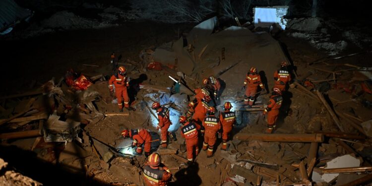 Haidong (China), 18/12/2023.- Rescuers at the scene in Caotan Village of Minhe Hui and Tu Autonomous County in Haidong City, northwest China's Qinghai Province, following an earthquake 19 December 2023. Eleven people have been confirmed dead in northwest China's Qinghai Province, after a 6.2-magnitude earthquake jolted the neighboring Gansu Province late Monday evening killing over 100, according to local authorities. (Terremoto/sismo) EFE/EPA/XINHUA / Zhang Hongxiang CHINA OUT / UK AND IRELAND OUT / MANDATORY CREDIT EDITORIAL USE ONLY EDITORIAL USE ONLY