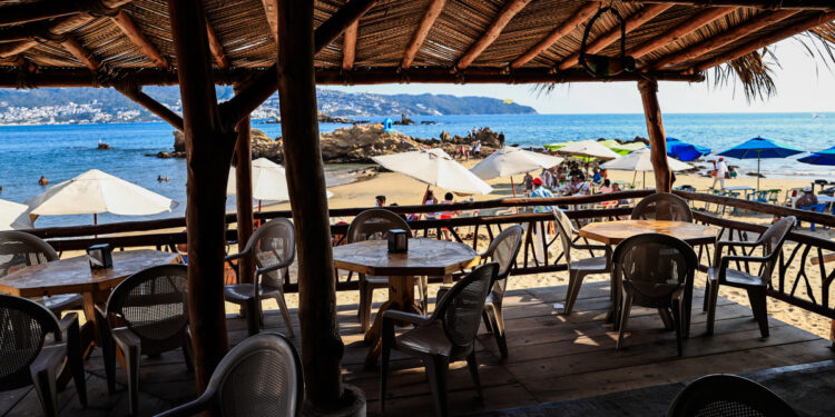 MEX5107. ACAPULCO (MÉXICO), 25/12/2023.- Fotografía de un restaurante sin clientes el 23 de diciembre de 2023, en Acapulco, estado de Guerrero (México). Con playas semivacías y la escasa presencia de turistas, crecen la angustia y la incertidumbre de los empresarios por lo que ocurrirá en la temporada más importante del año para Acapulco, en el sureño estado mexicano de Guerrero, dos meses después del paso del devastador huracán 'Otis'. EFE/ David Guzmán