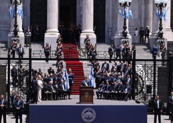 AME3458. BUENOS AIRES (ARGENTINA), 10/12/2023.-  El presidente electo de Argentina, Javier Milei, habla luego de jurar como próximo jefe de Estado del país suramericano por el período 2023-2027, hoy en el Congreso de la Nación en Buenos Aires (Argentina). El economista libertario Javier Milei juró este domingo "por Dios y por la patria, sobre estos santos evangelios" como nuevo presidente de Argentina en el Congreso de la Nación, en Buenos Aires. Posteriormente, recibió la banda y el bastón presidenciales de manos del mandatario saliente, Alberto Fernández, quien le estrechó la mano y dijo unas breves palabras, tras lo cual salió del recinto. EFE/ Juan Ignacio Roncoroni