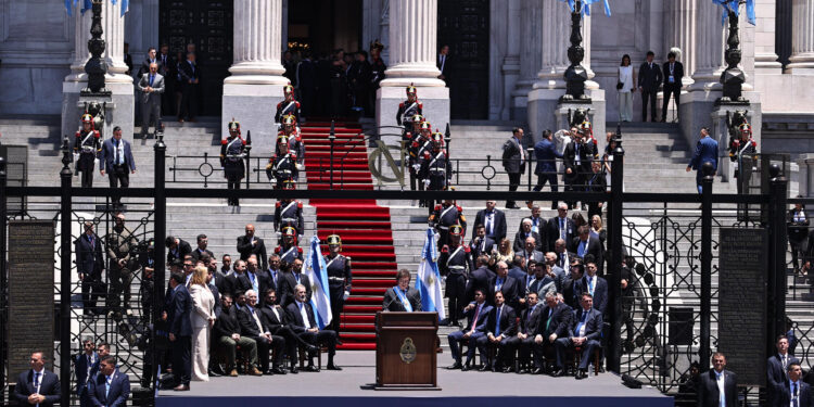 AME3458. BUENOS AIRES (ARGENTINA), 10/12/2023.-  El presidente electo de Argentina, Javier Milei, habla luego de jurar como próximo jefe de Estado del país suramericano por el período 2023-2027, hoy en el Congreso de la Nación en Buenos Aires (Argentina). El economista libertario Javier Milei juró este domingo "por Dios y por la patria, sobre estos santos evangelios" como nuevo presidente de Argentina en el Congreso de la Nación, en Buenos Aires. Posteriormente, recibió la banda y el bastón presidenciales de manos del mandatario saliente, Alberto Fernández, quien le estrechó la mano y dijo unas breves palabras, tras lo cual salió del recinto. EFE/ Juan Ignacio Roncoroni