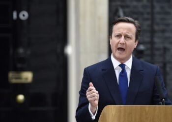 FA0013 LONDRES (REINO UNIDO) 30/03/2015.- El primer ministro británico, David Cameron, habla a la nación a las puertas del Nº10 de Downing Street tras acudir a una audiencia con la reina Isabel II en el Palacio de Buckingham para tratar la disolución del Parlamento hoy, lunes 30 de marzo de 2015. Los partidos del Reino Unido empiezan oficialmente hoy la campaña para las elecciones generales del 7 de mayo, tras quedar disuelto el Parlamento y una vez que Isabel II firme la proclamación real con la que convoca una nueva legislatura. EFE/Facundo Arrizabalaga