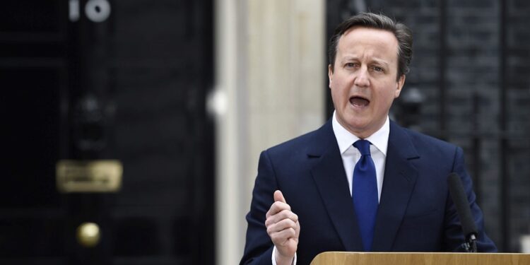 FA0013 LONDRES (REINO UNIDO) 30/03/2015.- El primer ministro británico, David Cameron, habla a la nación a las puertas del Nº10 de Downing Street tras acudir a una audiencia con la reina Isabel II en el Palacio de Buckingham para tratar la disolución del Parlamento hoy, lunes 30 de marzo de 2015. Los partidos del Reino Unido empiezan oficialmente hoy la campaña para las elecciones generales del 7 de mayo, tras quedar disuelto el Parlamento y una vez que Isabel II firme la proclamación real con la que convoca una nueva legislatura. EFE/Facundo Arrizabalaga