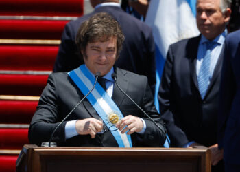 AME3458. BUENOS AIRES (ARGENTINA), 10/12/2023.-  El presidente electo de Argentina, Javier Milei, habla desde el Congreso de la Nación luego de jurar como próximo jefe de Estado del país suramericano por el período 2023-2027, hoy en Buenos Aires (Argentina). El economista libertario Javier Milei juró este domingo "por Dios y por la patria, sobre estos santos evangelios" como nuevo presidente de Argentina en el Congreso de la Nación, en Buenos Aires. Posteriormente, recibió la banda y el bastón presidenciales de manos del mandatario saliente, Alberto Fernández, quien le estrechó la mano y dijo unas breves palabras, tras lo cual salió del recinto. EFE/ Juan Ignacio Roncoroni