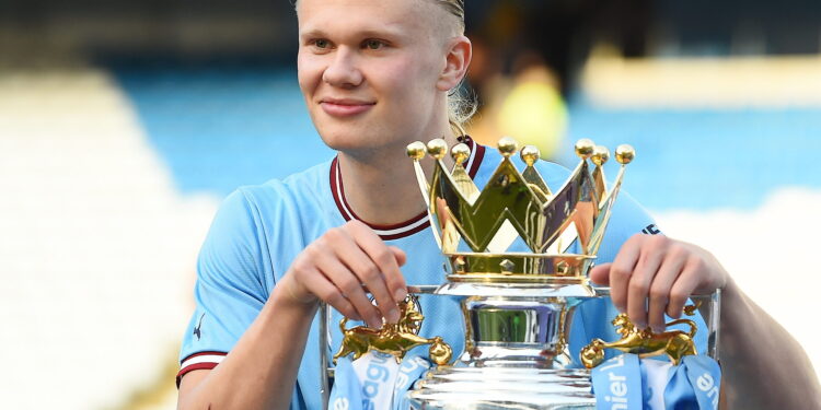 Manchester (United Kingdom), 21/05/2023.- Erling Haaland of Manchester City celebrates with the English Premier League trophy after the English Premier League match between Manchester City and Chelsea FC in Manchester, Britain, 21 May 2023. (Reino Unido) EFE/EPA/PETER POWELL EDITORIAL USE ONLY. No use with unauthorized audio, video, data, fixture lists, club/league logos or 'live' services. Online in-match use limited to 120 images, no video emulation. No use in betting, games or single club/league/player publications.