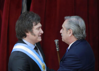 AME3458. BUENOS AIRES (ARGENTINA), 10/12/2023.-  Javier Milei (izq.), recién elegido para ocupar la máxima posición ejecutiva de Argentina, recibe el bastón presidencial de manos de Alberto Fernández, el líder saliente, durante la ceremonia en el Congreso de la Nación donde Milei juró como próximo jefe de Estado del país suramericano por el período 2023-2027, hoy en Buenos Aires (Argentina). El economista libertario Javier Milei juró este domingo "por Dios y por la patria, sobre estos santos evangelios" como nuevo presidente de Argentina en el Congreso de la Nación, en Buenos Aires. Posteriormente, recibió la banda y el bastón presidenciales de manos del mandatario saliente, Alberto Fernández, quien le estrechó la mano y dijo unas breves palabras, tras lo cual salió del recinto. EFE/ Demian Alday Estevez