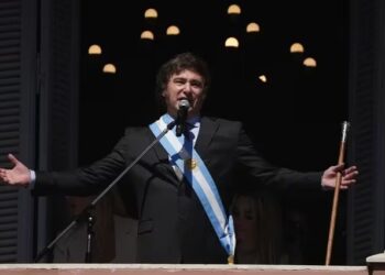 Javier Milei salió al balcón de la Casa Rosada (Foto: Franco Fafasuli)