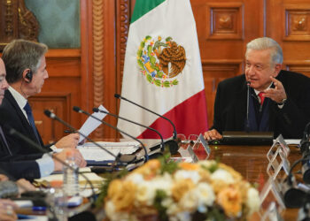 MEX5239. CIUDAD DE MÉXICO (MÉXICO), 27/12/2023.- Fotografía cedida por la Presidencia de México del presidente mexicano, Andrés Manuel López Obrador (d), hablando con el secretario de Estado de los Estados Unidos, Antony Blinken, durante una reunión de trabajo hoy, en Palacio Nacional de la Ciudad de México (México). López Obrador aseguró que en la reunión que protagonizaron funcionarios mexicanos y estadounidenses, encabezados por el secretario de Estado, Antony Blinken, se lograron "importantes acuerdos" en economía, seguridad y migración ya que "ahora más que nunca es indispensable la política de buena vecindad". EFE/Presidencia de México/SOLO USO EDITORIAL/SOLO DISPONIBLE PARA ILUSTRAR LA NOTICIA QUE ACOMPAÑA (CRÉDITO OBLIGATORIO)