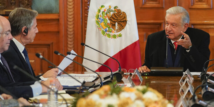 MEX5239. CIUDAD DE MÉXICO (MÉXICO), 27/12/2023.- Fotografía cedida por la Presidencia de México del presidente mexicano, Andrés Manuel López Obrador (d), hablando con el secretario de Estado de los Estados Unidos, Antony Blinken, durante una reunión de trabajo hoy, en Palacio Nacional de la Ciudad de México (México). López Obrador aseguró que en la reunión que protagonizaron funcionarios mexicanos y estadounidenses, encabezados por el secretario de Estado, Antony Blinken, se lograron "importantes acuerdos" en economía, seguridad y migración ya que "ahora más que nunca es indispensable la política de buena vecindad". EFE/Presidencia de México/SOLO USO EDITORIAL/SOLO DISPONIBLE PARA ILUSTRAR LA NOTICIA QUE ACOMPAÑA (CRÉDITO OBLIGATORIO)