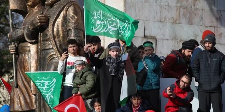 Los niños participan en una manifestación en la Franja de Gaza. REUTERSDilara Senkaya.