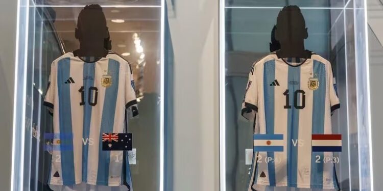 Dos de las seis camisetas con las que Messi jugó Qatar 2022, disponibles para pujas en Sotheby's Nueva York, y que podría batir la marca de la colección deportiva más cara que jamás se ha sacado a subasta (Foto: EFE/EPA/SARAH YENESEL)