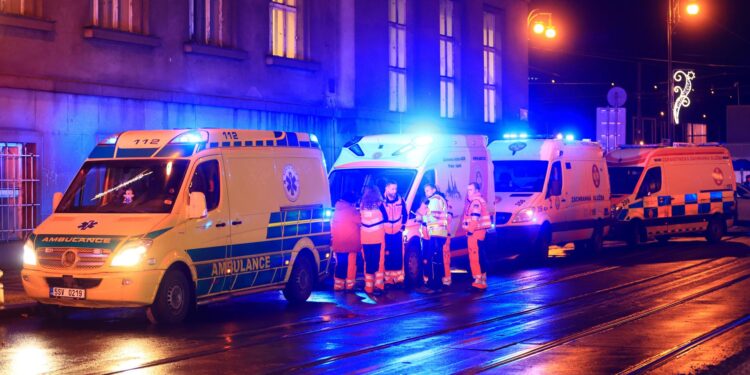 Praga (República Checa), 21/12/2023.- Miembros de los servicios de emergencia en el lugar del tiroteo en la Universidad Carolina, en el centro de Praga, este jueves. Según la policía Checa, varias personas han muerto y "docenas" han resultado heridas en Un incidente en la capital de la República Checa. EFE/MARTIN DIVISEK