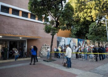 Fotografía de un centro electoral con poca gente durante el referéndum consultivo por El Esequibo, hoy en Caracas (Venezuela). Varios partidos y políticos opositores de Venezuela aseguran que se registra una baja participación en el referendo no vinculante que se celebra este domingo en el país. EFE/ MIGUEL GUTIERREZ