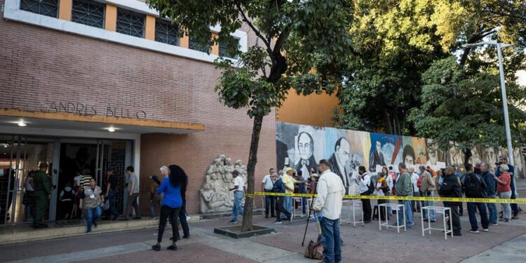 Fotografía de un centro electoral con poca gente durante el referéndum consultivo por El Esequibo, hoy en Caracas (Venezuela). Varios partidos y políticos opositores de Venezuela aseguran que se registra una baja participación en el referendo no vinculante que se celebra este domingo en el país. EFE/ MIGUEL GUTIERREZ